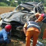 Petugas mengevakuasi mobil Mitsubishi Pajero yang keluar Tol Bocimi dan masuk kebun warga. Foto: NTMC