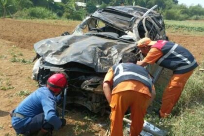Petugas mengevakuasi mobil Mitsubishi Pajero yang keluar Tol Bocimi dan masuk kebun warga. Foto: NTMC