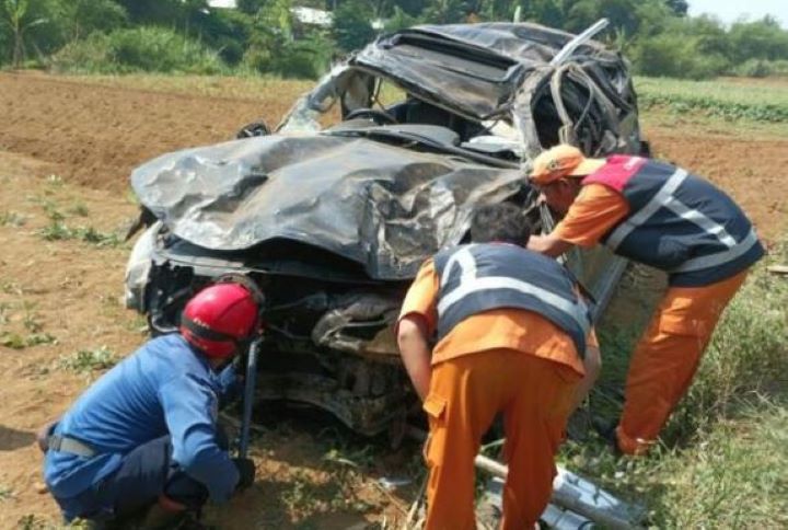 Sopir Ngantuk, Mobil Mitsubishi Pajero Keluar Tol Bocimi Masuk Kebun ...