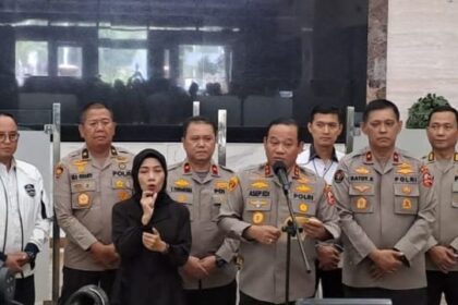 Kepala Operasi Nusantara Cooling System 2023-2024 (Kaops NCS), Irjen Asep Edi Suheri dan jajaran saat memberikan keterangan, Kapolri menginginkan Pemilu 2024 mendatang, masyarakat agar tidak terpecah belah, meski berbeda pendapat dan berbeda pilihan, Sabtu (21/10). Foto: Divhumas Polri
