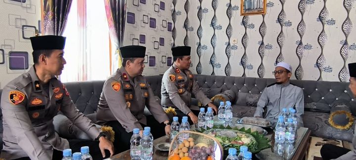 Suasana hangat saat pimpinan Pondok Pesantren (Ponpes) Daarul Falah, KH Wawan Malik Marwan menerima kunjungan jajaran Polri di Desa Sukamaju, Kecamatan Baregbeg, Kabupaten Ciamis, Jawa Barat, Jumat (27/10). Foto: Divhumas Polri