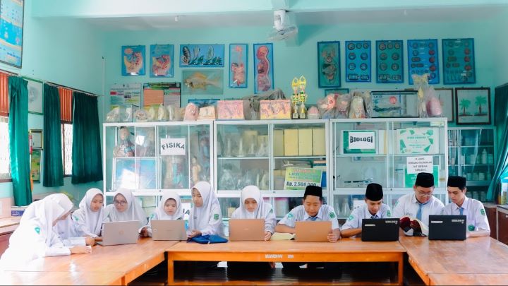 iswa MA Riyadlotut Tholabah Sedan sedang melakukan riset di laboratorium madrasah. Foto: Kemenag