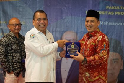 Wamenag, Saiful Rahmat Dasuki (ka) saat menerima plakat dari Wamendes Paiman di acara kuliah umum di Universitas Moestopo (Beragama).