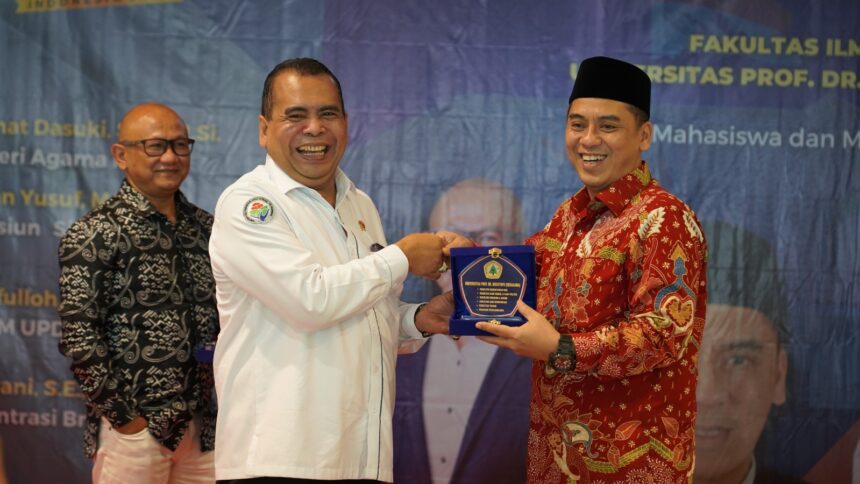 Wamenag, Saiful Rahmat Dasuki (ka) saat menerima plakat dari Wamendes Paiman di acara kuliah umum di Universitas Moestopo (Beragama).