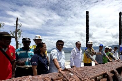 Salah satu totem Kamoro yaitu Wemawe, yang menggambarkan figur leluhur dengan tinggi sekitar delapan meter dan diameter satu meter, tiba di Kawasan Waterfront City, Kecamatan Pangururan, Samosir, Sumatera Utara, pada Rabu (27/9). Foto: Ist