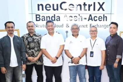 (Kiri ke Kanan) Ketua Pengurus Wilayah APJII Sumatra Utara-Aceh Ferdiansyah; Komisaris PT Acehlink Media Muhammad Rusdi; Direktur Wholesale & International Service Telkom Bogi Witjaksono; Direktur Network & IT Solution Telkom Herlan Wijanarko; General Manager Witel Aceh Teuku Fauzan; Direktur PT Acehlink Media Ikhsan saat peresmian neuCentrIX Banda Aceh, beberapa waktu lalu.(Telkom Indonesia)