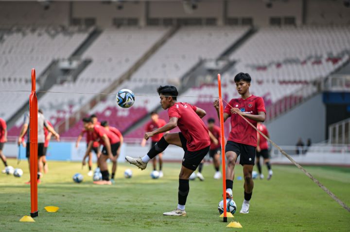 M Iqbal Gwijangge dkk berlatih di Stadion Utama Gelora Bung Karno, Jakarta, kemarin. Timnas Indonesia U-17 dijadwalkan pindah ke Surabaya pada 3 November mendatang.