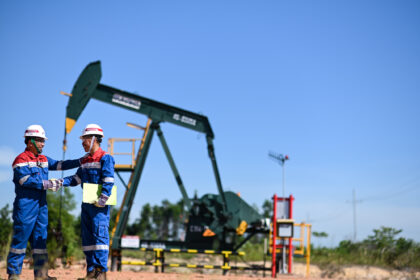 Dua Perwira PT Pertamina Hulu Rokan (PHR) sedang melakukan inspeksi sumur di Lapangan Minyak Duri, Riau. Foto: Dok PHR