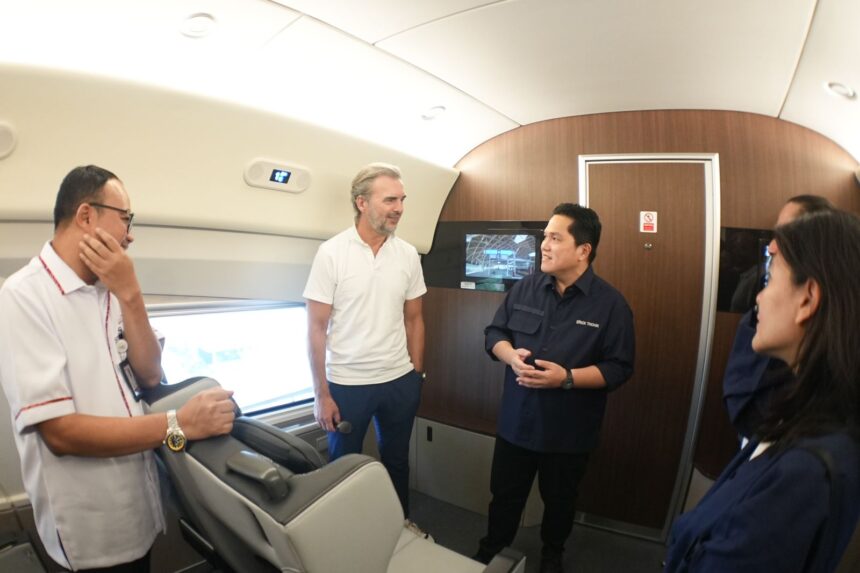 Ketua Umum PSSI Erick Thohir bersama FIFA Team Project Venue Management Christian Schmoelzer dan Venue Manager FIFA Sunny Kohli naik kereta cepat Whoosh dari Stasiun Halim, Jakarta, ke Stasiun Tegalluar, Bandung.