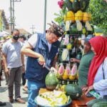 Bupati Lamongan, Yuhronur Efendi (Rompi biru), berlatarkang gunungan buah saat menghadiri panen raya dan festival buah Balai Desa Latukan, Kabupaten Lamongan pada tahun lalu.