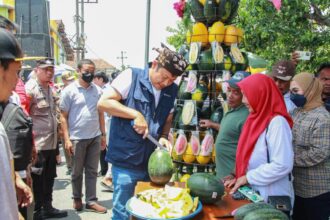 Bupati Lamongan, Yuhronur Efendi (Rompi biru), berlatarkang gunungan buah saat menghadiri panen raya dan festival buah Balai Desa Latukan, Kabupaten Lamongan pada tahun lalu.
