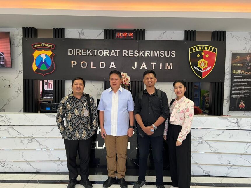 Tim Pengacara Yayasan Pena Jepe Sejahtera saat membuat laporan ke Polda Jawa Timur.