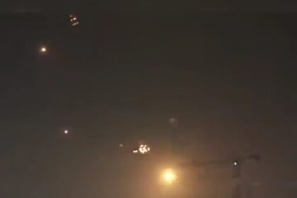 Israel melakukan serangan dengan menyebar bom fosfor putih ke daerah penduduk Palestina.