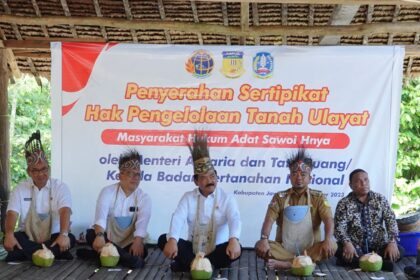Menteri ATRBPN Hadi Tjahjanto (tengah), menegaskanmenegaskan, tanah ulayat yang sudah bersertipikat tidak bisa hilang dari tangan masyarakat hukum adat yang memilikinya.