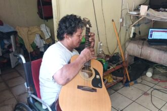 Ivan Rivani, 51, guru les gitar akustik dan elektrik, warga Kelurahan Cipinang, Kecamatan Pulogadung, Jakarta Timur, Rabu (18/10) akan merilis album debut solo.