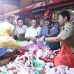 Suasana Wali Kota Jakarta Timur, M. Anwar melakukan inspeksi mendadak (sidak) harga pangan dan kualitas pangan di Pasar Rawamangun, Kelurahan Rawamangun, Kecamatan Pulogadung, Jakarta Timur, Selasa (24/10). Foto: Ist