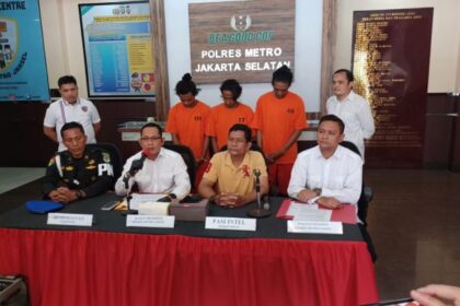 Tiga pelaku pengeroyok korban babinsa di kawasan Pesanggrahan dihadirkan dalam pengungkapan kasus di Mapolres Metro Jakarta Selatan, Senin (16/10) siang tadi. Foto: Joesvicar Iqbal/ipol.id