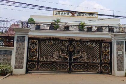 Seorang warga, Ibu rumah tangga yakni Dewi R Latar protes atas dugaan kegiatan pembangunan kantor diduga tanpa izin di atas lahan yang belum tuntas transaksinya Jalan Lebak Bulus, Cilandak, Jakarta Selatan, Kamis (19/10). Foto: Joesvicar Iqbal/ipol.id