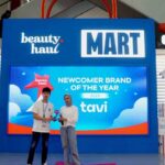 Benny Yahya, Co-Founder BeautyHaul menyerahkan penghargaan Newcomer Brand of the Year kepada perwakilan brand perawatan kulit lokal, tavi