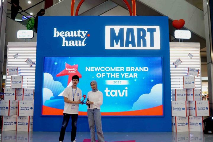 Benny Yahya, Co-Founder BeautyHaul menyerahkan penghargaan Newcomer Brand of the Year kepada perwakilan brand perawatan kulit lokal, tavi