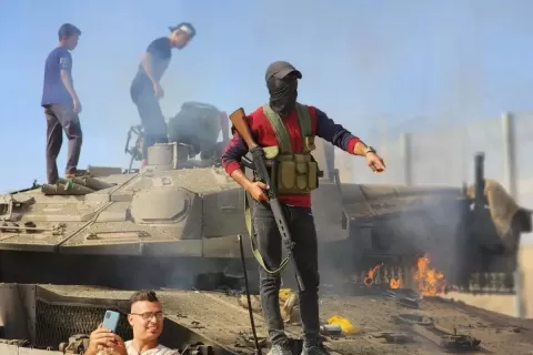 Sayap bersenjata Hamas, Brigade Izzudin al-Qassam menghancurkan tank pasukan Israel di Kota Gaza. Foto/Hani Alshaer