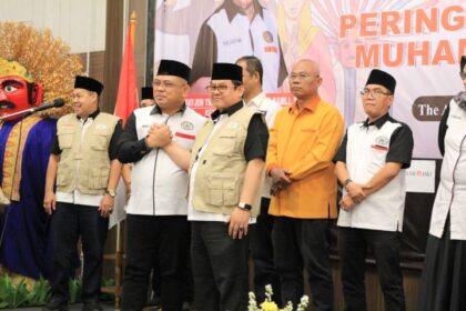 Ketua Umum DPP Forkabi, M Ihsan saat menyematkan rompi pada caleg Forkabi di Hotel Acacia, Jakarta Pusat.(foto Sofian/ipol.id)