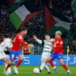 Suporter Celtic kibarkan bendera Palestina saat menjamu Atletico Madrid. (Reuters/JASON CAIRNDUFF)