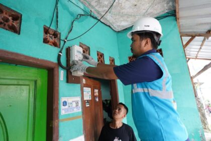 Petugas PLN melakukan pengecekan kWh meter di salah satu rumah pelanggan di Jakarta. Foto: Dok PLN