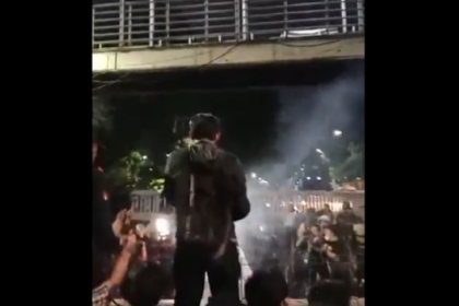 Tampak massa demonstrasi mahasiswa penolak putusan Mahkamah Konstistusi saling berhadapan dengan petugas Kepolisian di Patung Kuda, Jakarta Pusat, Jumat malam. Foto: Tangkapan Layar Twitter @Kopipait__78