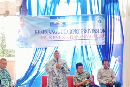 Anggota DPRD DKI Jakarta, Neneng Hasanah saat melaksanakan reses di RW 04, Kelurahan Tugu Utara, Jakarta Utara.(foto Sofian/IPOL.id)
