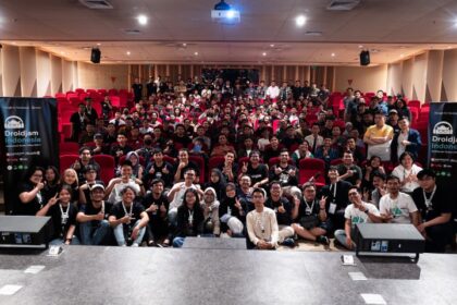 : DroidJam Indonesia 2023 dihadiri oleh ratusan orang meliputi pengembang Android Professional, Google Developer Experts, Technical Leaders, pekerja digital, pelajar, dan para pegiat Android. Kegiatan tersebut diisi dengan berbagai rangkaian acara di antaranya Tech Talk, Panel Discussion, hingga Networking yang menghadirkan banyak Top Speaker dari perusahaan teknologi terbaik seperti Google, Twitter, Thoughtworks, Gojek, Grab, SmartNews Japan, Tiptip, Dicoding, NBS, dan Line Bank.