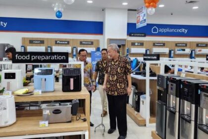 PT. Electronic City Indonesia, Tbk meresmikan toko di kota Magelang dengan mengusung tema New Look & New Experience. Foto: Ist
