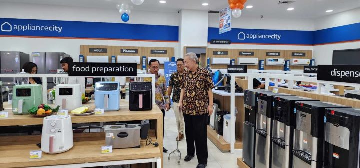 PT. Electronic City Indonesia, Tbk meresmikan toko di kota Magelang dengan mengusung tema New Look & New Experience. Foto: Ist