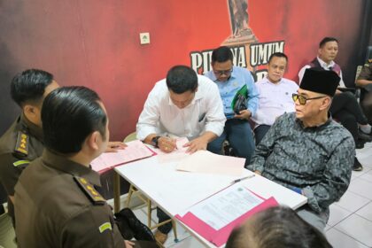 Tersangka penista agama, Panji Gumilang saat diserahkan oleh penyidik Bareskrim Polri kepada Jaksa Penuntut Umum (JPU) di Kantor Kejaksaan Negeri Indramayu, Senin (30/10). Foto: Puspenkum Kejaksaan Agung