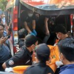 Jenazah pekerja bangunan berinisial A, 49, yang tewas akibat terkena ledakan di proyek pembangunan satu unit rumah di kawasan Guntur, Setiabudi, Jakarta Selatan, Rabu (18/10) sore, dievakuasi Tim Disaster Victim Identification (DVI) ke Rumah Sakit Polri Kramat Jati, Jakarta Timur.