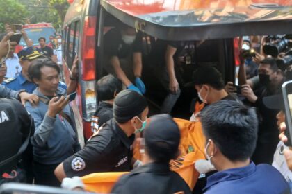 Jenazah pekerja bangunan berinisial A, 49, yang tewas akibat terkena ledakan di proyek pembangunan satu unit rumah di kawasan Guntur, Setiabudi, Jakarta Selatan, Rabu (18/10) sore, dievakuasi Tim Disaster Victim Identification (DVI) ke Rumah Sakit Polri Kramat Jati, Jakarta Timur.