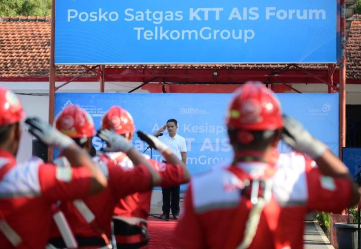 Ketua Satgas KTT AIS Forum 2023 TelkomGroup Syaifudin, memimpin apel kesiapan kerja yang diikuti oleh seluruh karyawan & teknisi yang bertugas dalam pengawalan infrastruktur, jaringan, dan layanan TelkomGroup selama kegiatan tersebut berlangsung, yakni pada 10-11 Oktober 2023, Nusa Dua Bali (6/10).(Dok Telkom Indonesia)
