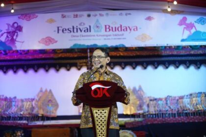 Kepala Eksekutif Pengawas Lembaga Pembiayaan, Perusahaan Modal Ventura, Lembaga Keuangan Mikro, dan Lembaga Jasa Keuangan Lainnya OJK Agusman dalami sambutannya di Banyumas. Foto: OJK
