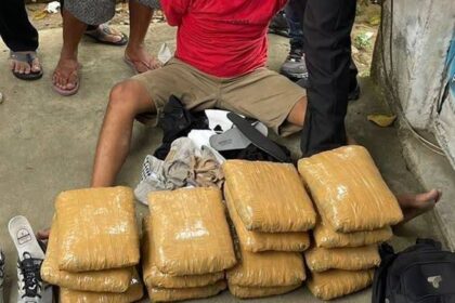 Tersangka dan barang bukti ganja 20 kg yang diamankan Polda Sumut. Foto: NTMC