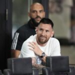 Pemain Inter Miami, Lionel Messi, menyaksikan pertandingan Inter Miami vs Charlotte FC di MLS, 19 Oktober 2023 (c) AP Photo/Rebecca Blackwell