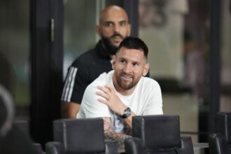 Pemain Inter Miami, Lionel Messi, menyaksikan pertandingan Inter Miami vs Charlotte FC di MLS, 19 Oktober 2023 (c) AP Photo/Rebecca Blackwell