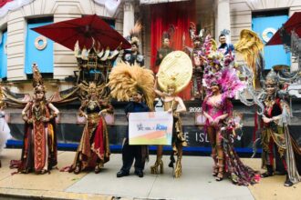 SoKlin dan JFC menggelar fashion show di New York, Amerika Serikat, untuk mempromosikan betapa kaya dan beragamnya warna Indonesia. Foto: WINGS Group