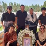 Ari Wibowo dan Ira Wibowo Berurai Air Mata Saat Pemakaman Sang Ayah Tercinta di TMP Kalibata. Foto/ist