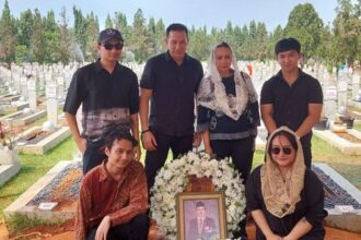 Ari Wibowo dan Ira Wibowo Berurai Air Mata Saat Pemakaman Sang Ayah Tercinta di TMP Kalibata. Foto/ist