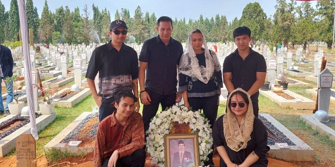 Ari Wibowo dan Ira Wibowo Berurai Air Mata Saat Pemakaman Sang Ayah Tercinta di TMP Kalibata. Foto/ist