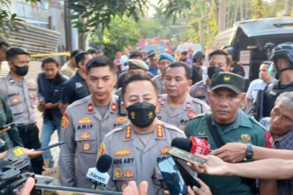Kapolres Metro Jakarta Selatan, Kombes Pol Ade Ary Syam Indradi didampingi Kapolsek Setiabudi, Kompol Arif memberikan keterangan pada awak media di lokasi peristiwa ledakan di proyek pembangunan rumah di Jl. Perahu, No. 2, RT 07/02, Kelurahan Guntur, Kecamatan Setiabudi, Jakarta Selatan, Rabu (18/10) siang. Foto: Joesvicar Iqbal/ipol.id