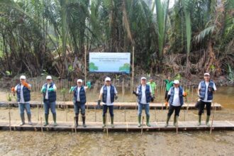 Sejumlah karyawan dan jajaran Direksi serta Komisaris BRI Life melakuan penanaman mangrove sebagai rangkaian kegiatan menyambut HUT BRI Life ke- 36 di 28 Oktober 2023. Foto: Ist  