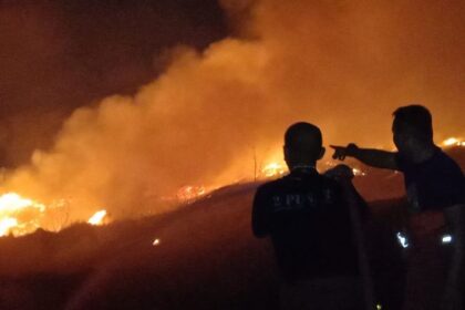 Badan Penanggulangan Bencana Daerah (BPBD) Provinsi Banten, BPBD Kota Tangerang bersama tim gabungan melakukan pemadaman darat di Tempat Pembuangan Akhir (TPA) Rawa Kucing di Kelurahan Kedaung Wetan, Kecamatan Neglasari, Kota Tangerang, Banten, pada Jumat (20/10) sejak pukul 17.30 WIB. Foto: BPBD Provinsi Banten