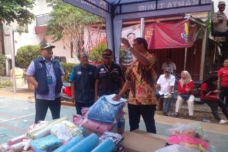 Sudin Sosial Jakarta Timur pada tahap awal telah menyerahkan sejumlah bantuan kepada warga terdampak kebakaran di Jalan Kayu Jati V, Kelurahan Rawamangun, Kecamatan Pulogadung, Jakarta Timur, Kamis (19/10). Foto: Ist