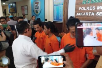 Tiga pelaku pengeroyok babinsa di kawasan Pesanggrahan dihadirkan dalam jumpa pers di Mapolres Metro Jakarta Selatan, Senin (16/10) siang. Foto: Joesvicar Iqbal/ipol.id
